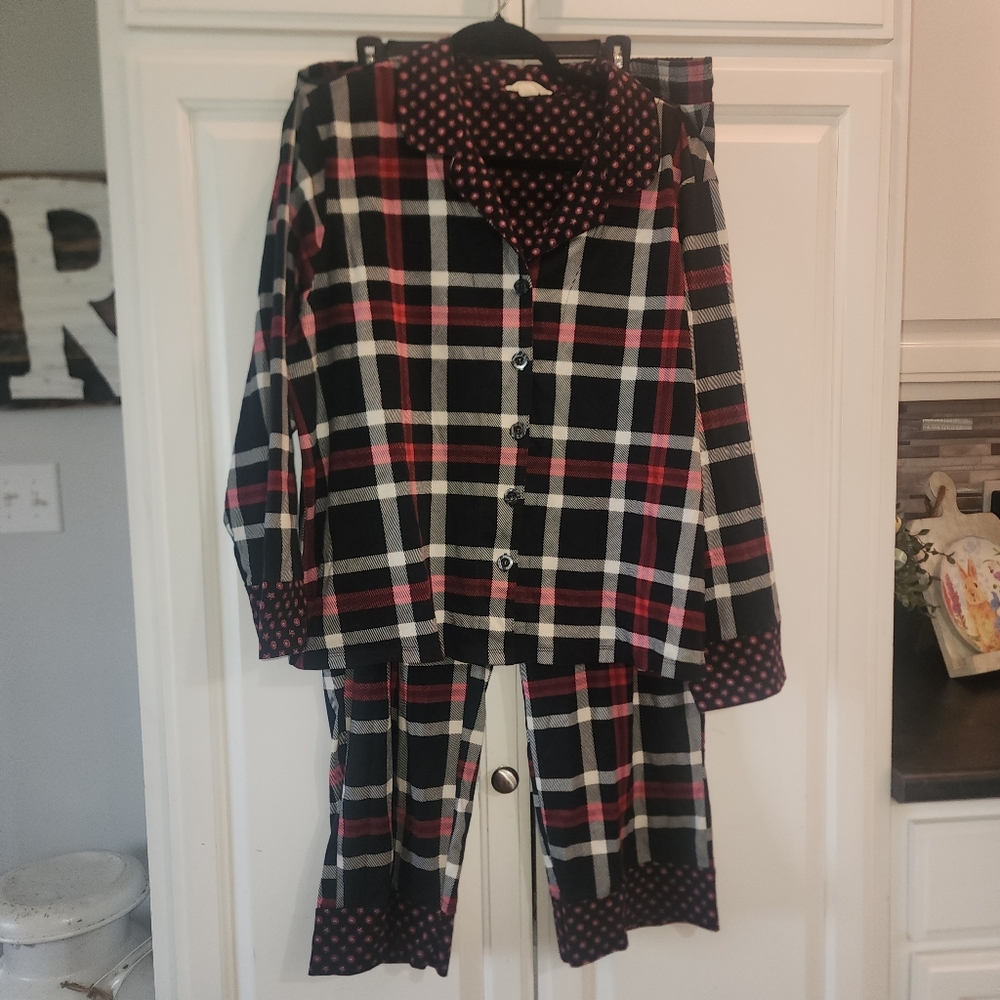 Vera Bradley Size Small Black and Red Pajamas